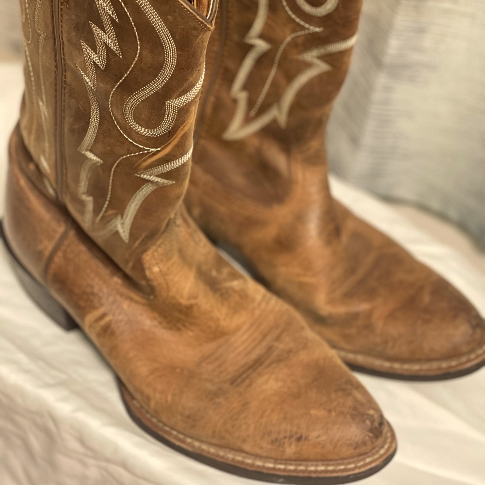 Mens ariat boots 10.5 like new!